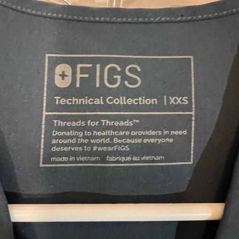 FIGS Technical Collection Scrubs Casma Top & Yola Pants Set in Navy Blue, XXS - Picture 4 of 16